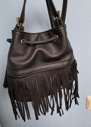 Небольшая стильная сумочка кросбоди с бахромой10 фото