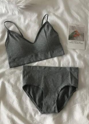 Спортивный комплект нижнего белья топ и трусики