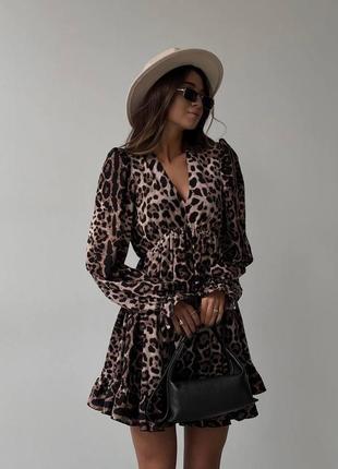 Платье короткое свободное прямое прямое прямая свободная рюшка оверсайз леопард лео блуза длинный рукав вырез декольте клеш широкая прямая короткая мини7 фото