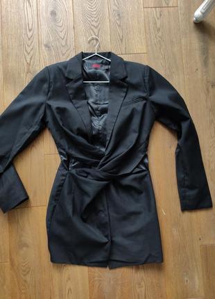 Черное платье пиджак с вырезами