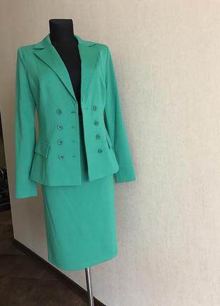 Костюм модного зеленого кольору