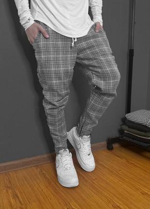 Чоловічі демісезонні світло сірі брюки в клітинку