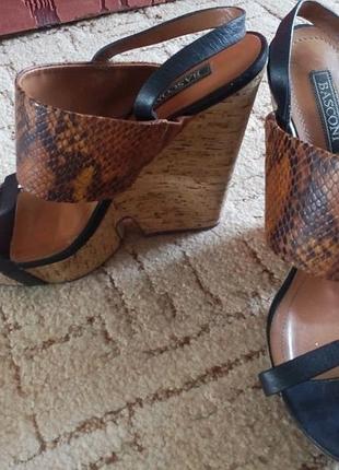 Модні, стильні шкіряні босоніжки