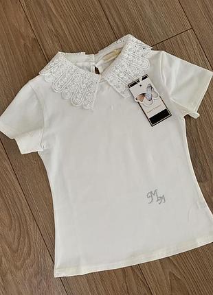 Стильна святкова трикотажна футболка з коміром в бусинки