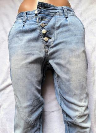 Голубые джинсы бойфренды бананы alcott1 фото