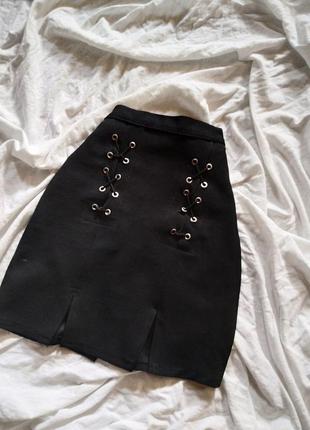 Трендовая черная мини юбка короткая юбка рубчик с разрезом на завязках