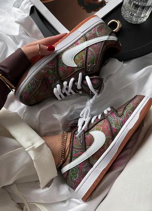 Стильные женские кроссовки nike sb dunk low paisley brown коричневые с цветными узорами3 фото