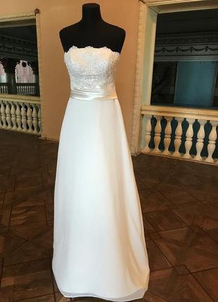 Шикарное свадебное платье со шлейфом ровное непышное3 фото