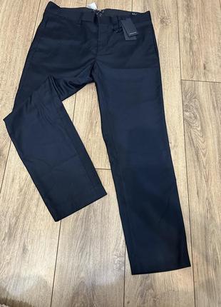 Чоловічі брюки від бренду mango