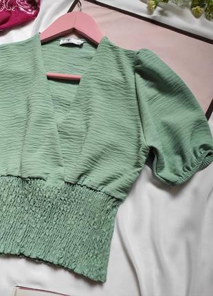 Ніжна блуза топ з відкритим v вирізом та пишними рукавами пояс широкий резинка зелена блузка топ2 фото
