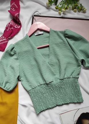 Ніжна блуза топ з відкритим v вирізом та пишними рукавами пояс широкий резинка зелена блузка топ