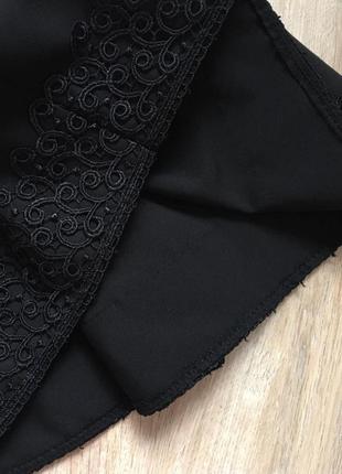 Дуже красивий чорний костюм декорований мереживом: короткий жакет та спідниця2 фото