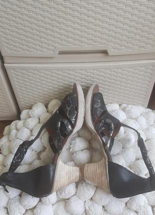 Шкіряні босоніжки з закритою п'ятою mjus чорні туфлі човники натуральна шкіра6 фото