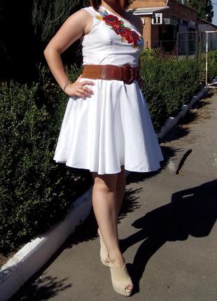 Белое платье с вышивкой бисером