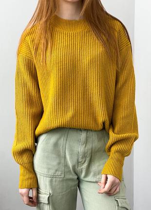 Объемный яркий свитер