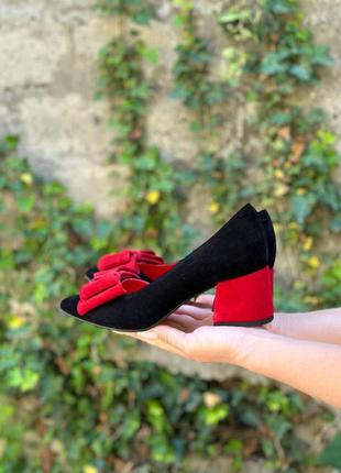 Черные замшевые туфли лодочки с красным бантиком6 фото