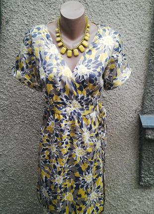 Платье на запах из немного плотноватой, с небольшим блеском ткани,в цветочный принт, banana republic1 фото