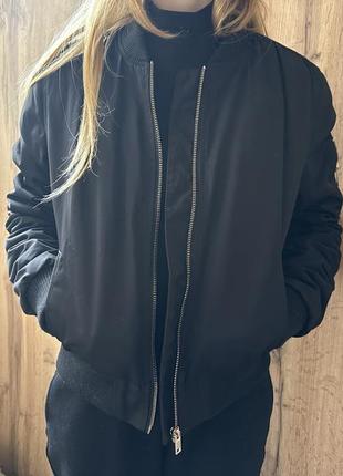 Бомбер куртка