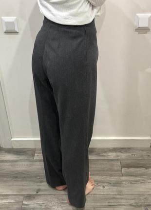Классические шерстяные брюки серого цвета со стрелками3 фото