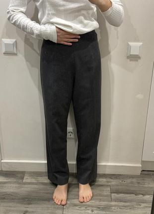 Классические шерстяные брюки серого цвета со стрелками