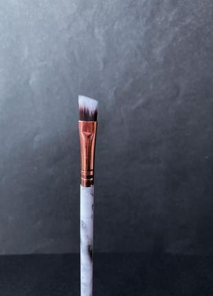 Кисть для макияжа бровей стрелок мраморная скошенная косая5 фото