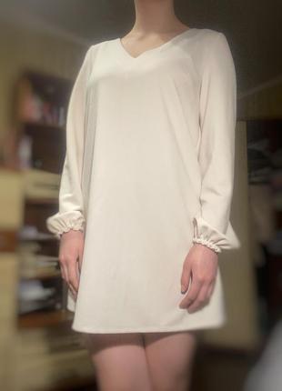 Платье с v-образным вырезом и стразовым бантиком сзади