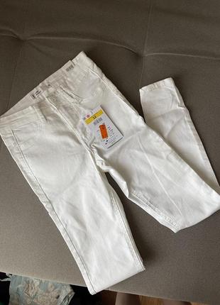 Белые базовые джинсы