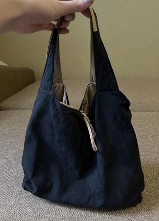Чорна сумка-мішечок з короткими ручками