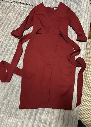 Нарядное платье сочного цвета с разрезом спереди
