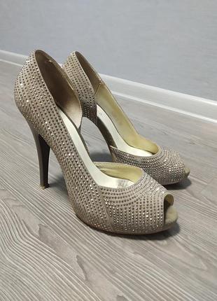 Туфлі, босоніжки