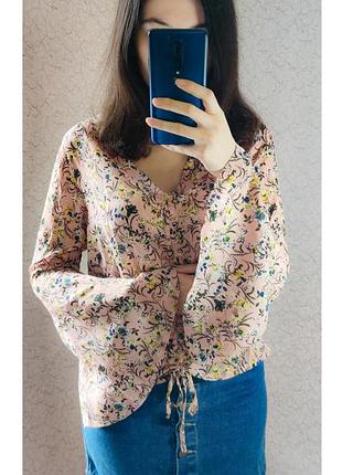 Блуза ніжного кольору в квітковий принт