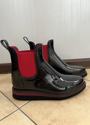 Чорні лаковані гумові черевики/челсі з червоними вставками graceland3 фото