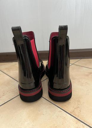 Чорні лаковані гумові черевики/челсі з червоними вставками graceland6 фото