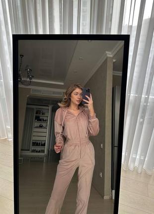 Комфортний жіночий велюровий комбінезон на блискавці з капюшоном