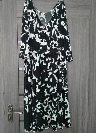 Платье в черно-бежевый принт, стрейчевая ткань.