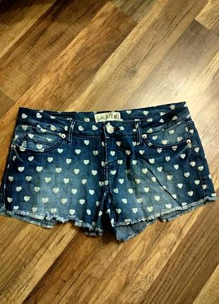 Красивые джинсовые шорты с сердечками
