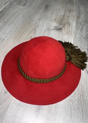 Красивий червоний ретро капелюх dolomtenhut