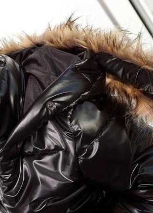 Куртка з плащівки укороченна на блискавці з капюшоном з натуральним хутром курточка чорна тепла зимова трендова стильна4 фото