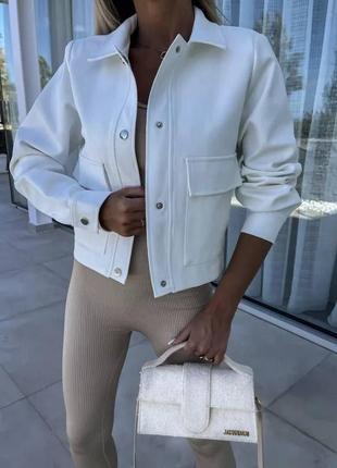Бомбер женский оверсайз на кнопках с карманами качественный стильный трендовый молочный черный4 фото