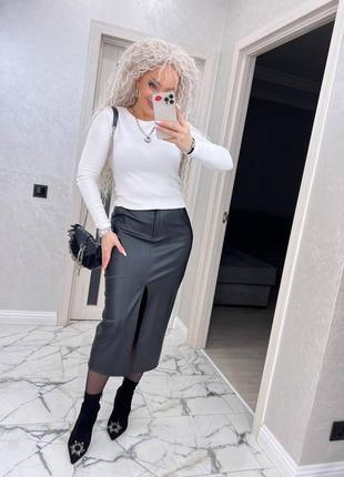 Черная юбка-карандаш ниже колен с разрезом спереди экокожа. юбка-карандаш с разрезом экокожа