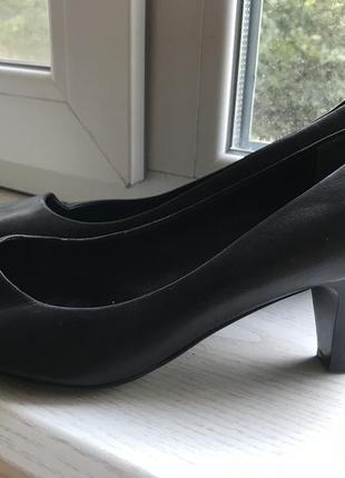 Туфлі, босоніжки