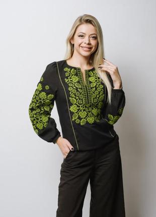 Жіноча блуза вишиванка чорна з зеленою вишивкою1 фото