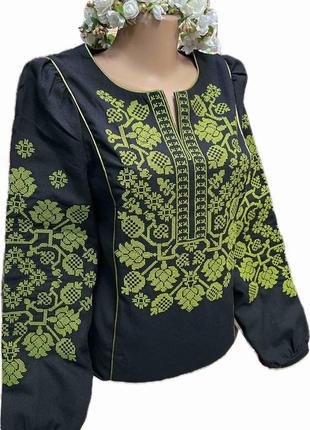 Женская блуза вышиванка черная с зеленой вышивкой4 фото