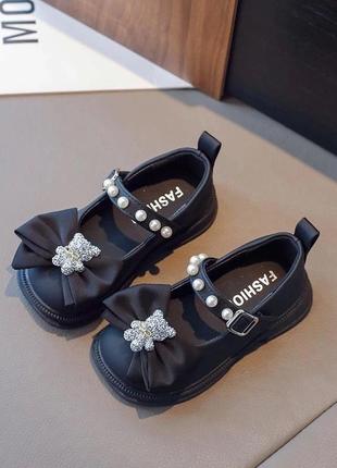 Стильні нарядні чорні туфлі для дівчинки2 фото