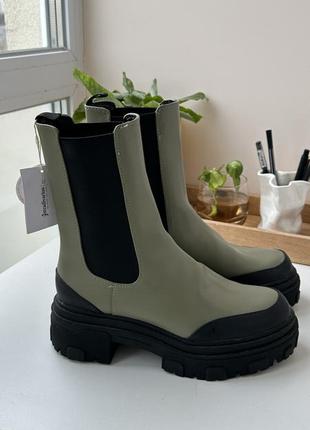Челси ботинки сапоги stradivarius, тракторная подошва. хаки, зеленый1 фото
