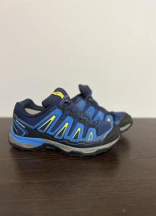 Deze Reebok-schoenen voor dames hebben scherpe lijnen en contrasterende kleuraccenten
