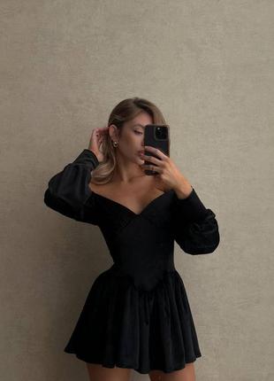 Бархатное платье мини с длинными рукавами корсетное с обильной юбкой приталенная с открытыми плечами короткая стильная черная5 фото