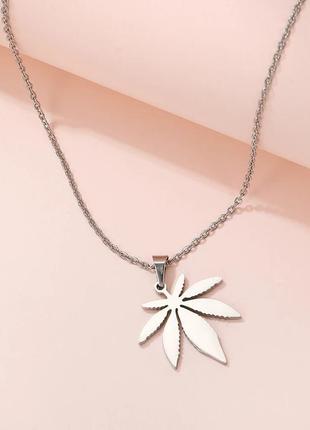 Кулон в виде конопли серебристый