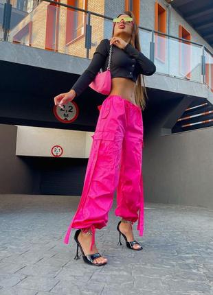 Брюки карго на высокой посадке свободного кроя на резинках стильные широкие джоггеры брюки трендовые синие розовые8 фото