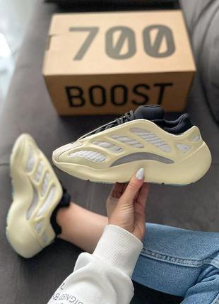 Крутейшие женские и мужские кроссовки adidas yeezy boost 700 v3 azael бежевые